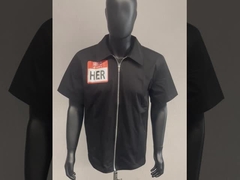 La camiseta con el cierre.