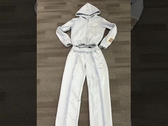 Camiseta con capucha y pantalones de deporte de dos piezas para mujeres.