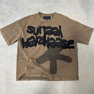 Camiseta de algodón cortada en caja de algodón bordada con parche de cuello O para hombres