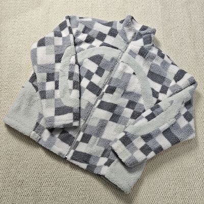 Vestidos de calle de alta calidad de invierno con mosaico de pelo caliente de chaqueta con cremallera con sudadera con pelo de peluche con corbata y chaqueta Sherpa.